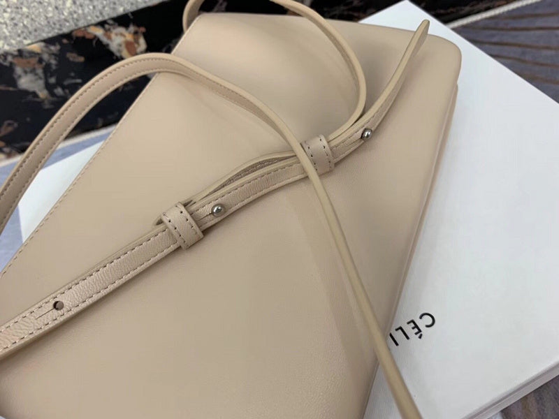 Side profile of statement chic women's handbag – women's everyday handbag