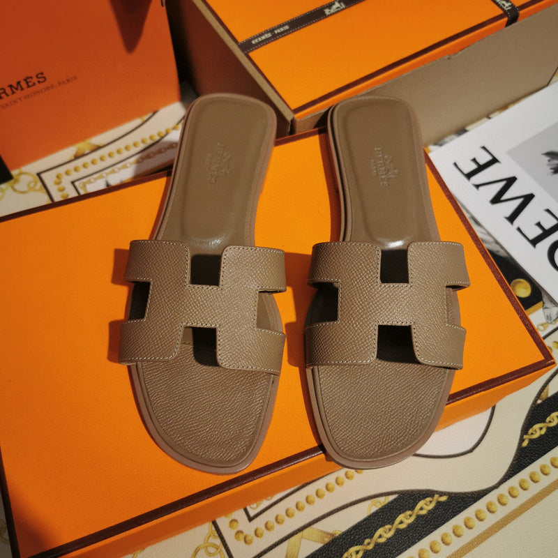 Hermes sandals Style 097 - close-up of bold signature style