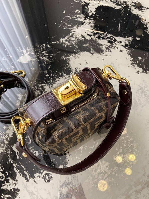 Ziva's Charm handbag – detail view (Standard Size)