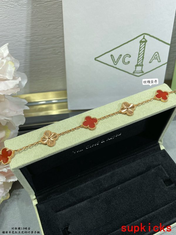 Full view of Van Cleef & Arpels unisex jewelry piece