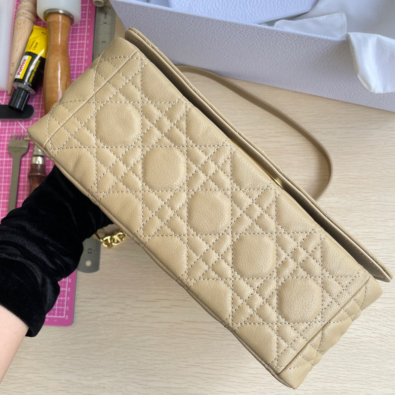 Handle and strap detail of statement chic women's handbag – women's luxury handbag
