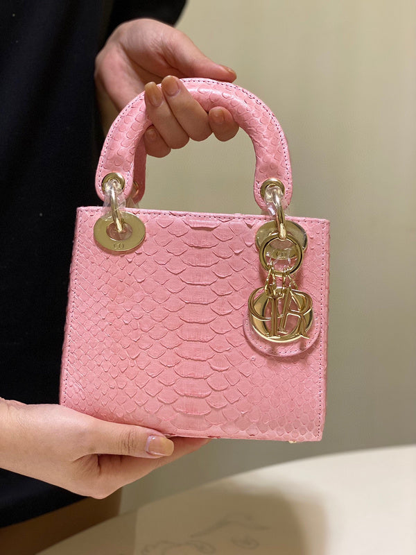 Handle and strap detail of polished sleek women's handbag – women's premium purse