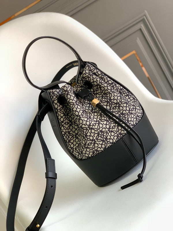 Ziva's Charm handbag – front view (18cm*13cm*25cm)