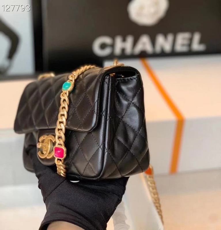 Zivas Charm Refined Everyday Style Fashion Handbag (Versatile Style Statement) – Close-Up Detail