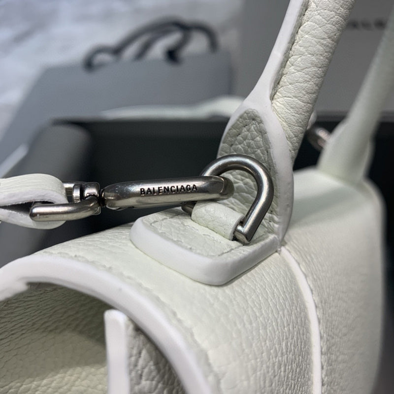 Zivas Charm Classic Sensibility Statement Handbag (Refined Modern Silhouette) – Close-Up Detail