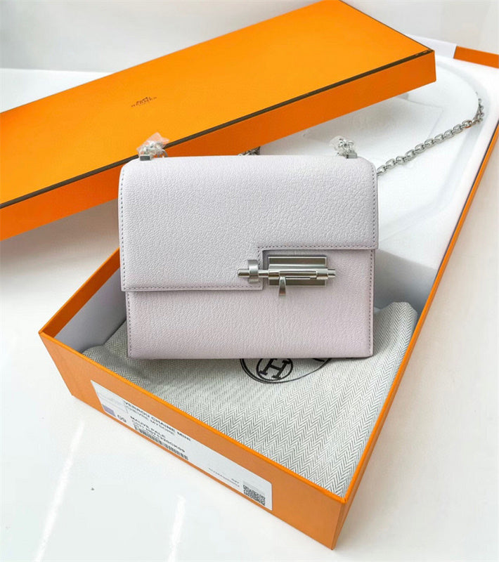  Versatile everyday bag front view