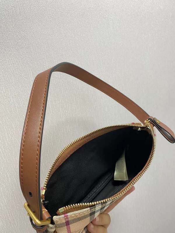 Ziva's Charm handbag – close-up view (one versatile size)