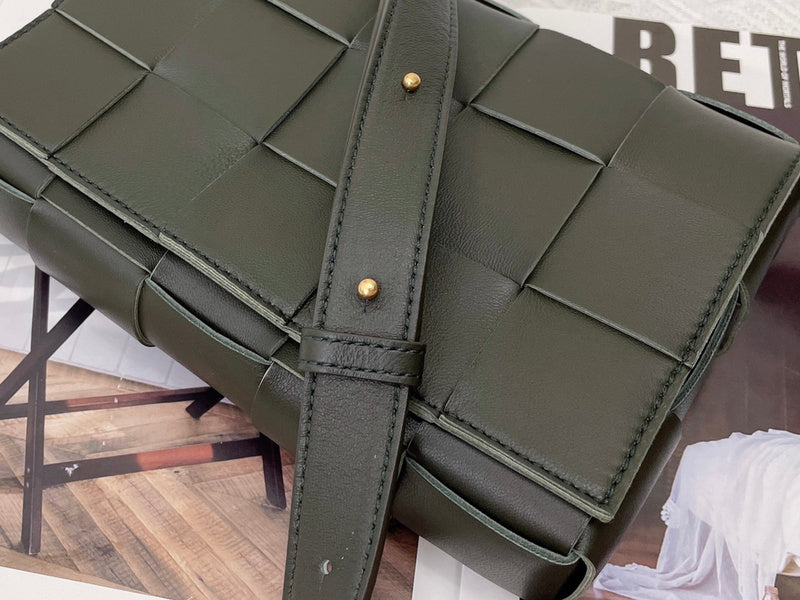 Understated Vegan Leather Handbag - Chic Everyday Appeal | Women's Everyday Carry Handbag #1612 - hardware and detail close-up (image 5) of designer-inspired handbag