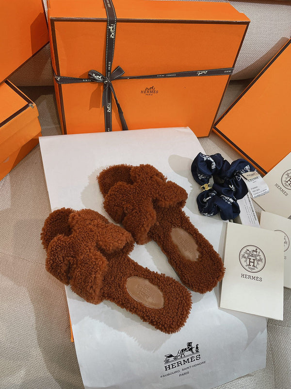 Hermès Camel Low-Top Sneakers - Angled View