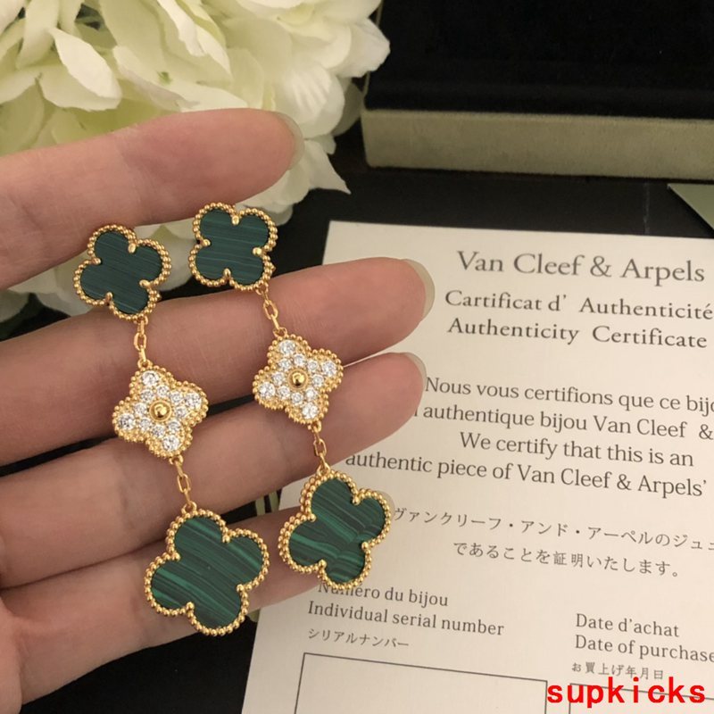 Full view of Van Cleef & Arpels unisex jewelry piece