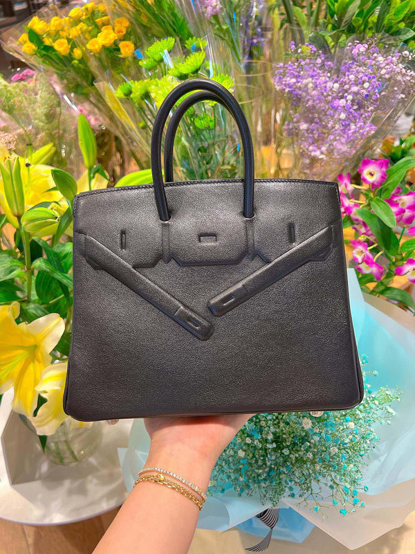 Minimalist handbag styled for everyday wear