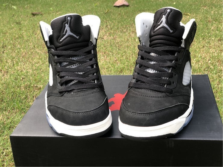 Nike Men's & Women's Designer Lifestyle Shoes — Style 140 close-up view