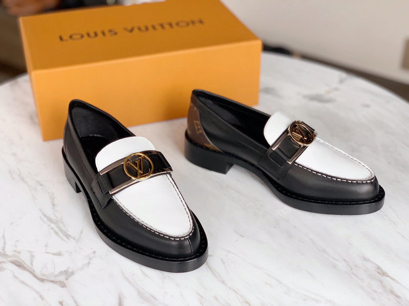 Three-quarter angle view of Louis Vuitton luxury piece style No.051