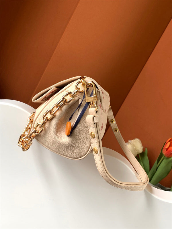  structured bag interior and compartment view 9
