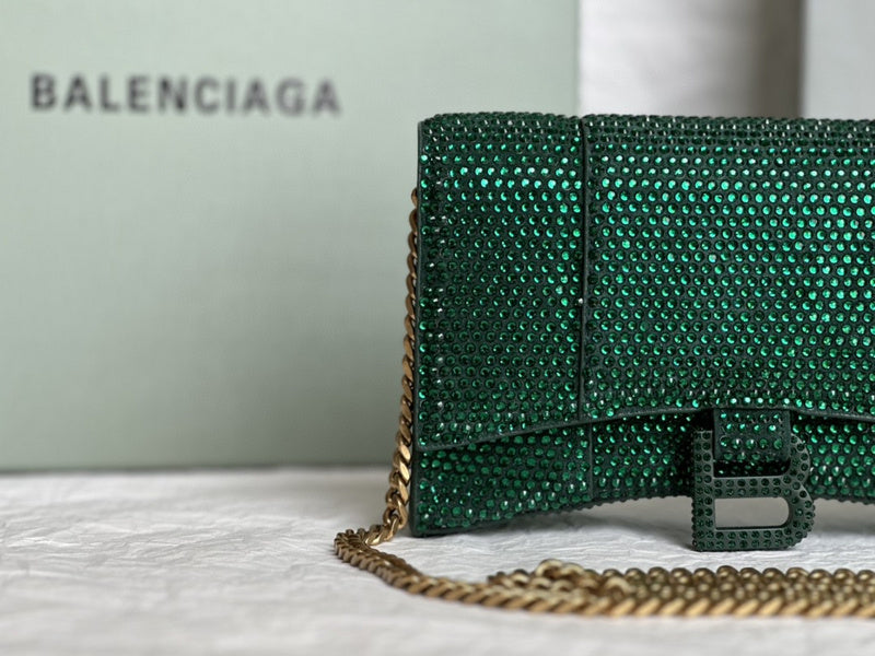 Zivas Charm Refined Structure Statement Handbag (Everyday Luxury Essential) – Close-Up Detail