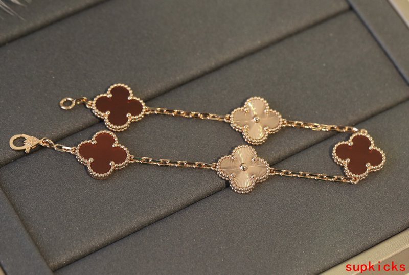 Front view of Van Cleef & Arpels unisex jewelry piece