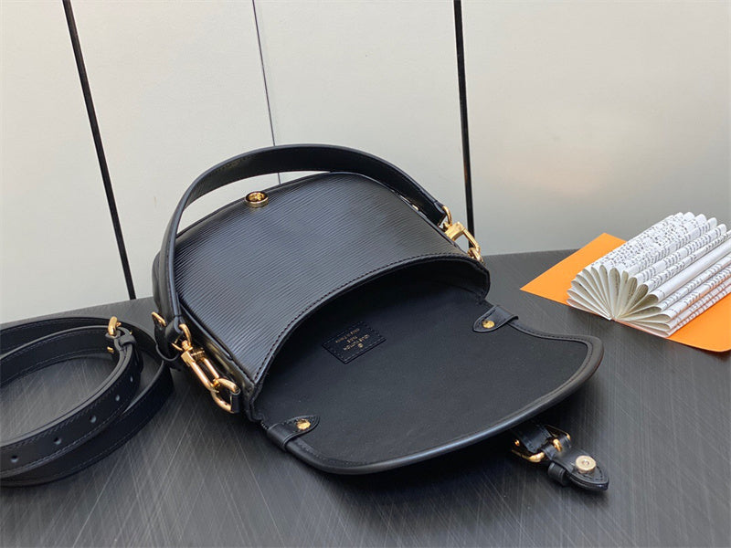  everyday bag interior and compartment view 9