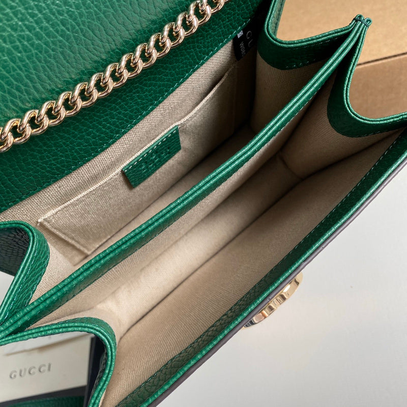 Side profile of refined classic women's handbag – women's luxury accessory