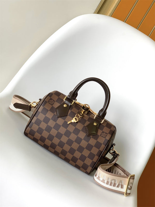  shopper bag interior and compartment view 15
