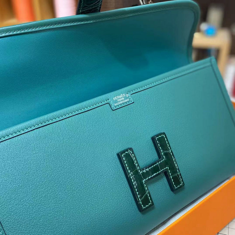 Fluid handbag styled for everyday wear