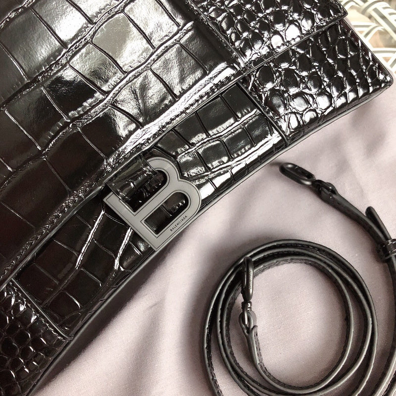 Handle and strap detail of chic premium women's handbag – women's luxury handbag