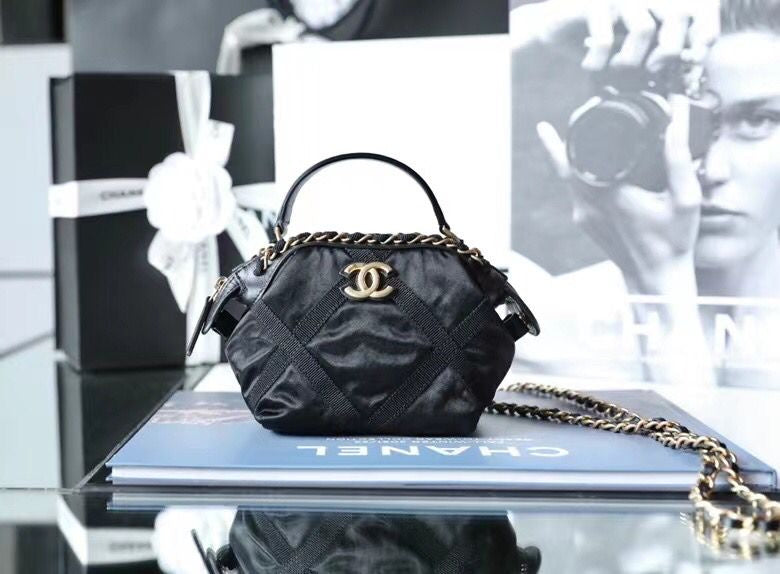  handbag, compact everyday style, image 2