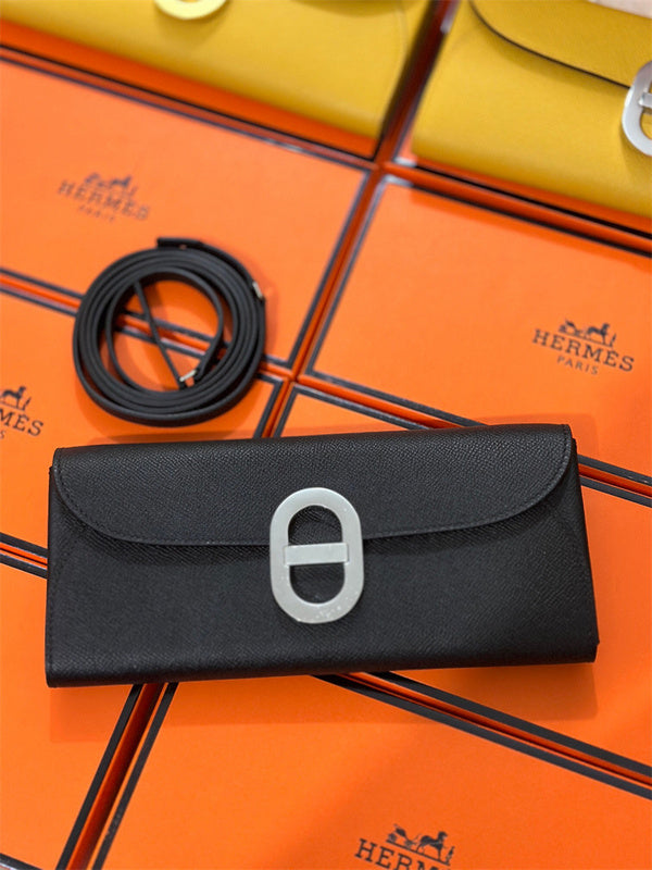 Effortless handbag styled for everyday wear