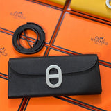 Effortless handbag styled for everyday wear