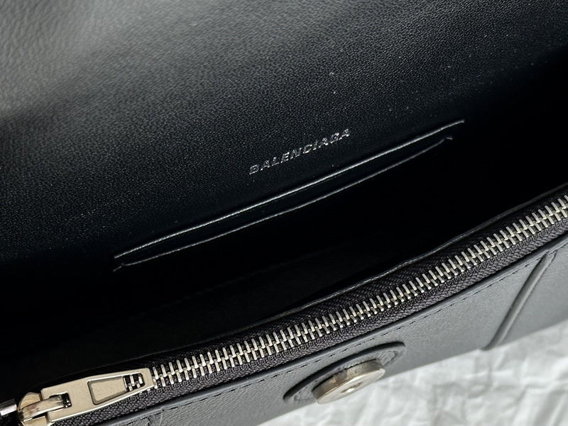 Zivas Charm Classic Sensibility Statement Handbag (Effortless Style Upgrade) – Close-Up Detail
