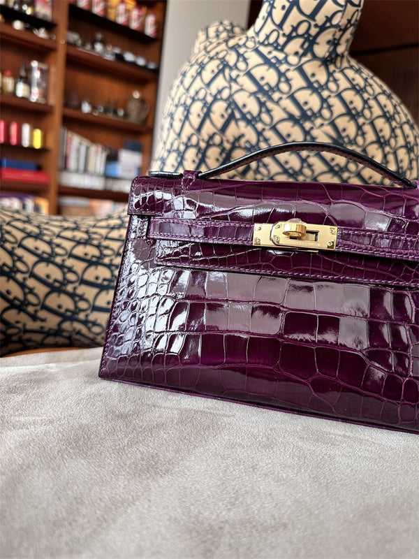  Versatile shoulder bag front view 7