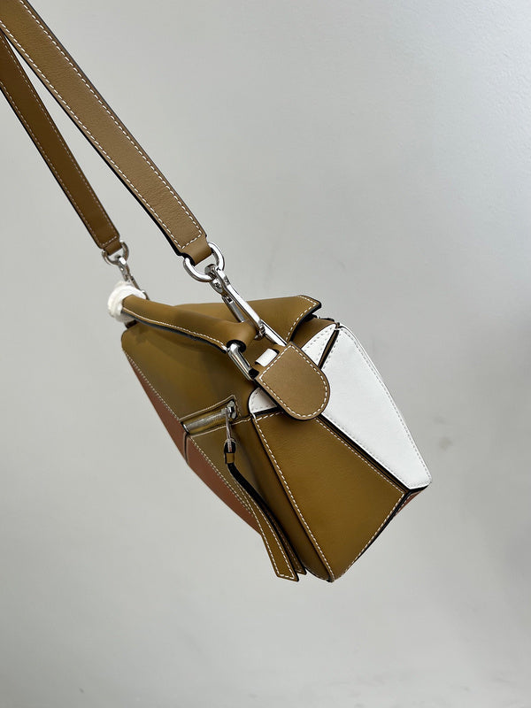 Ziva's Charm handbag – detail view (24cm*16.5cm*10.5cm)
