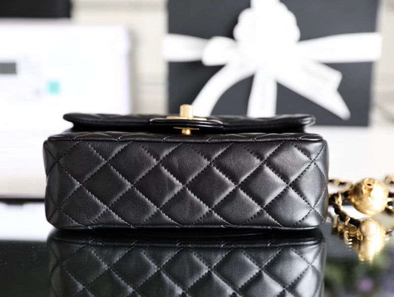 Ziva's Charm handbag – close-up view (one versatile size)