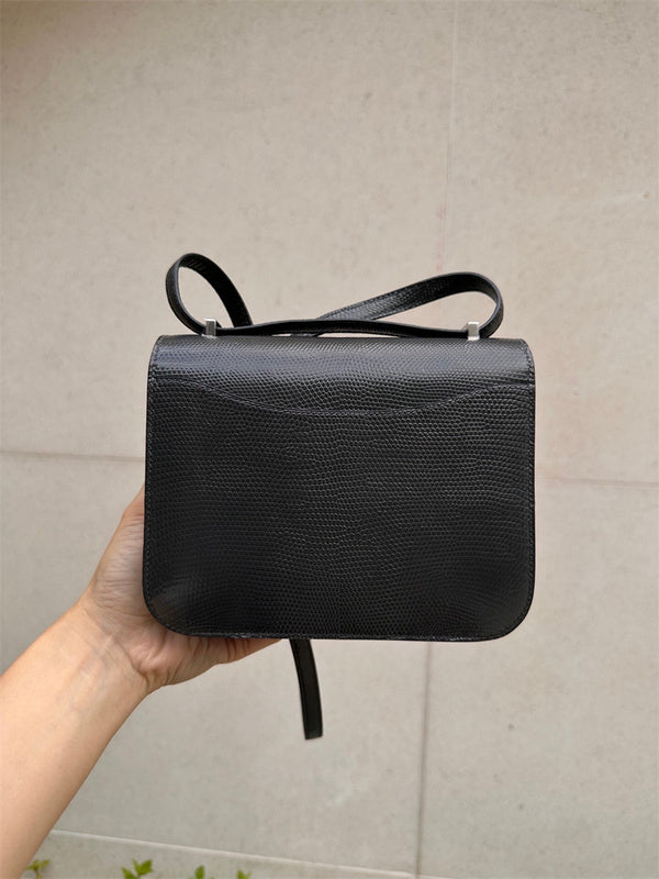  shoulder bag interior and compartment view 9