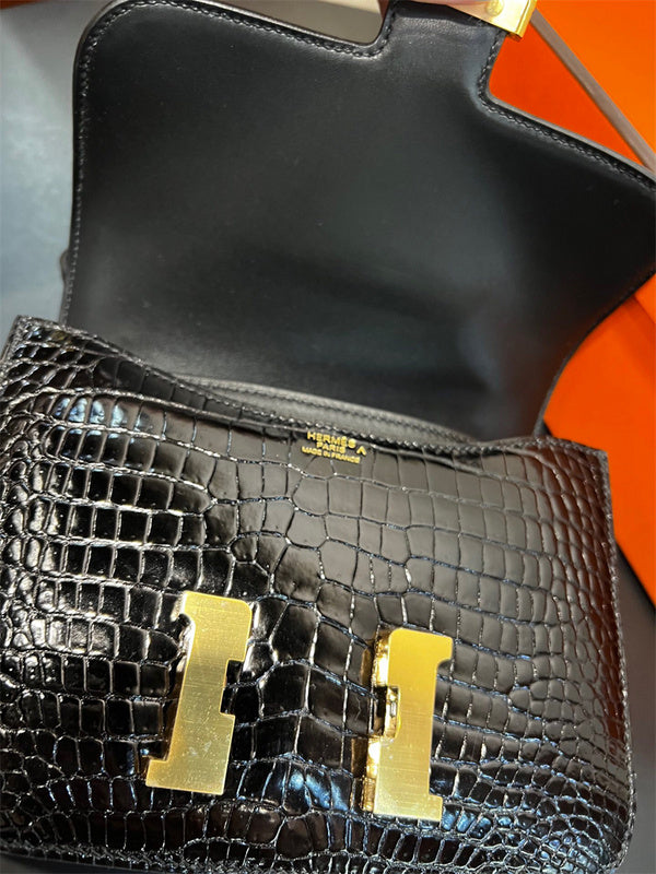  Smart shoulder bag carried on shoulder