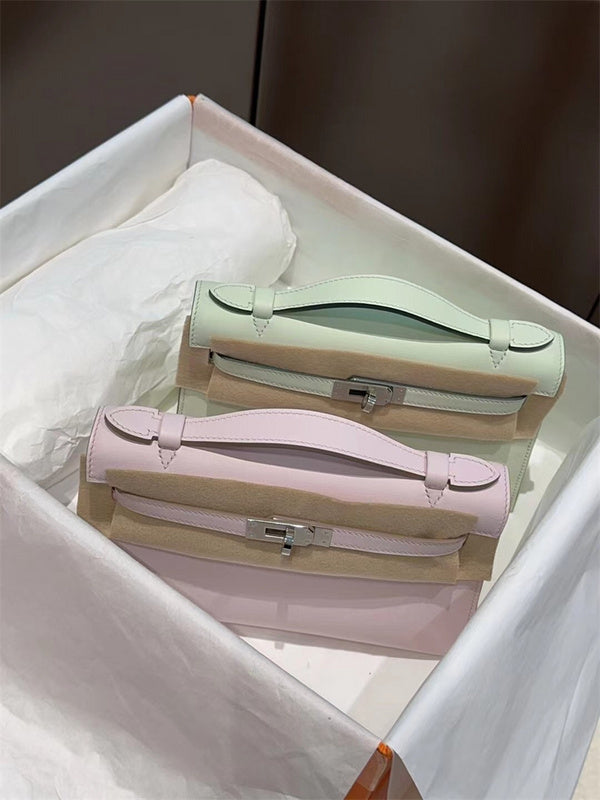  timeless shoulder bag styled with outfit
