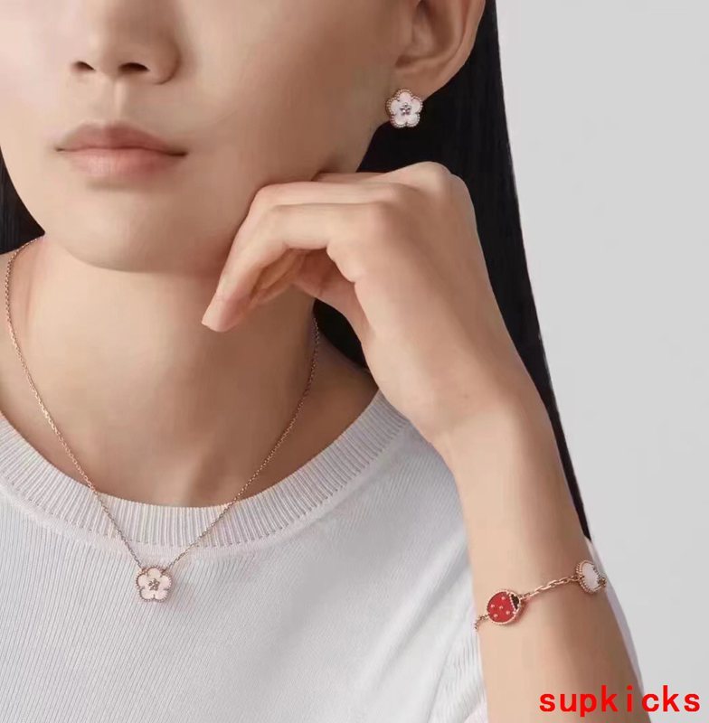 Close-up detail view of Van Cleef & Arpels unisex jewelry piece