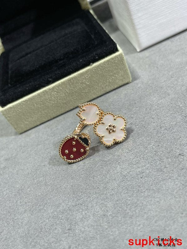 Front view of Van Cleef & Arpels unisex jewelry piece