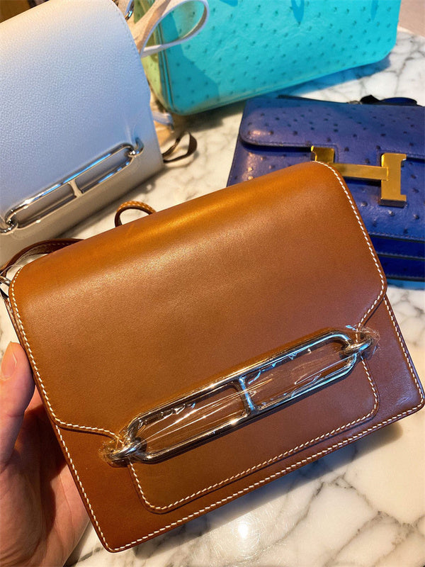  everyday bag close-up of hardware and finish