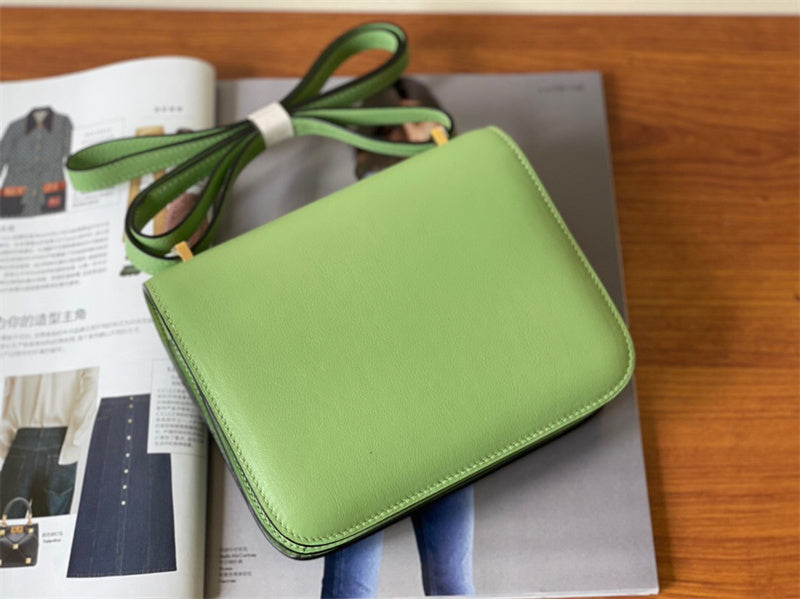  Elegant carryall bag front view 7