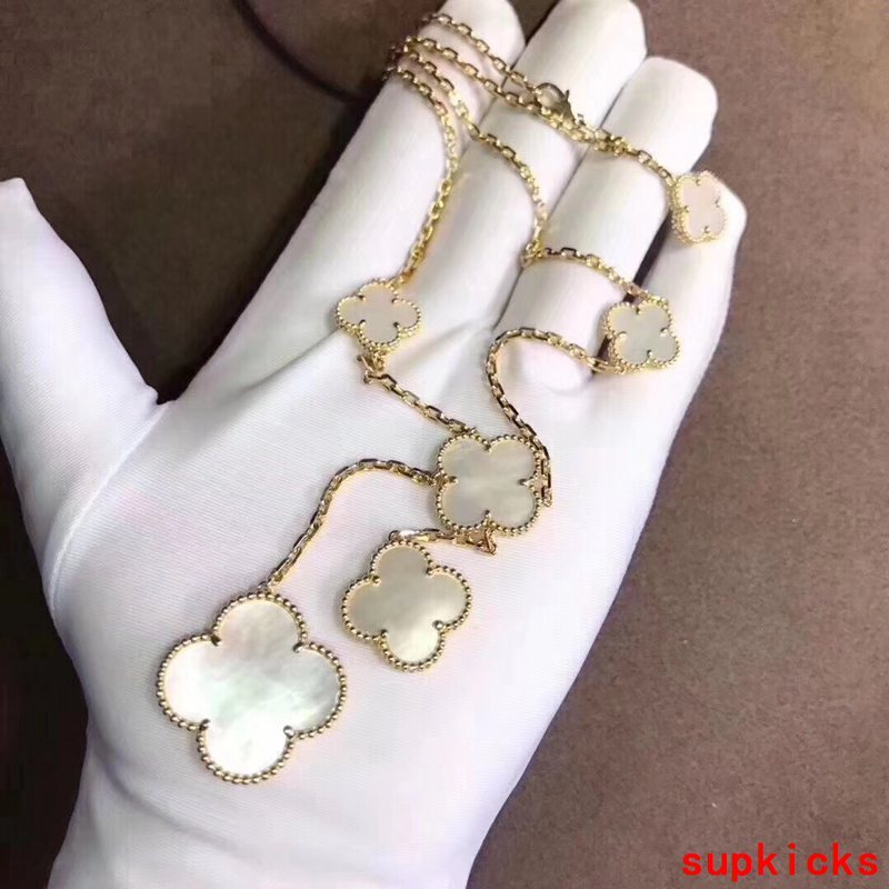 Angled view of Van Cleef & Arpels unisex jewelry piece