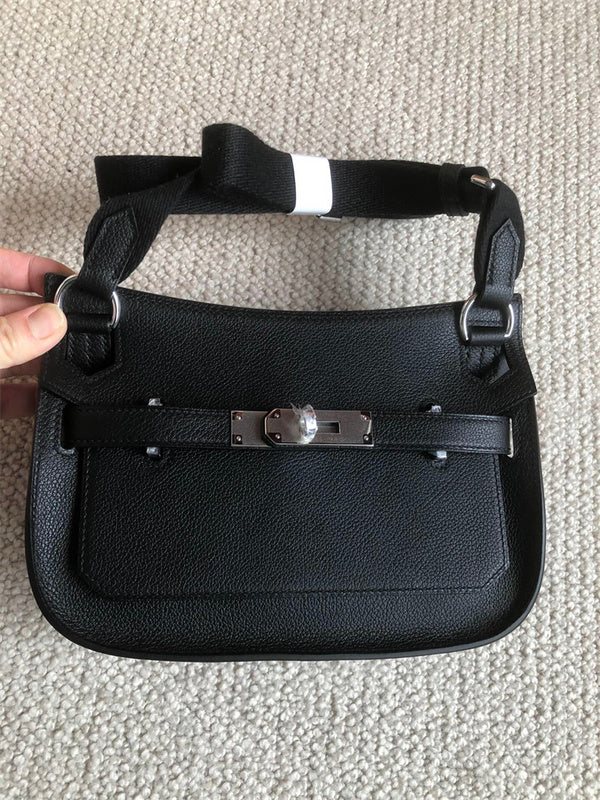  Sleek carryall bag front view 7