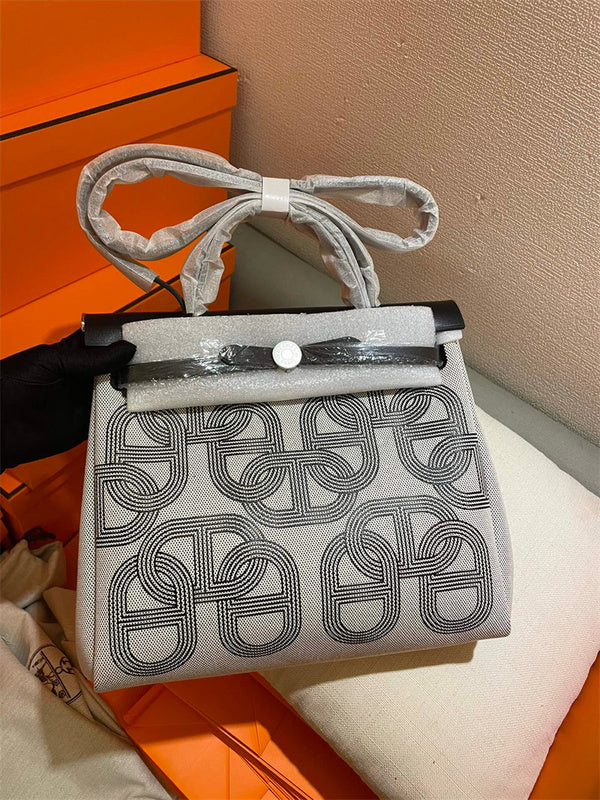  Essential shopper bag front view