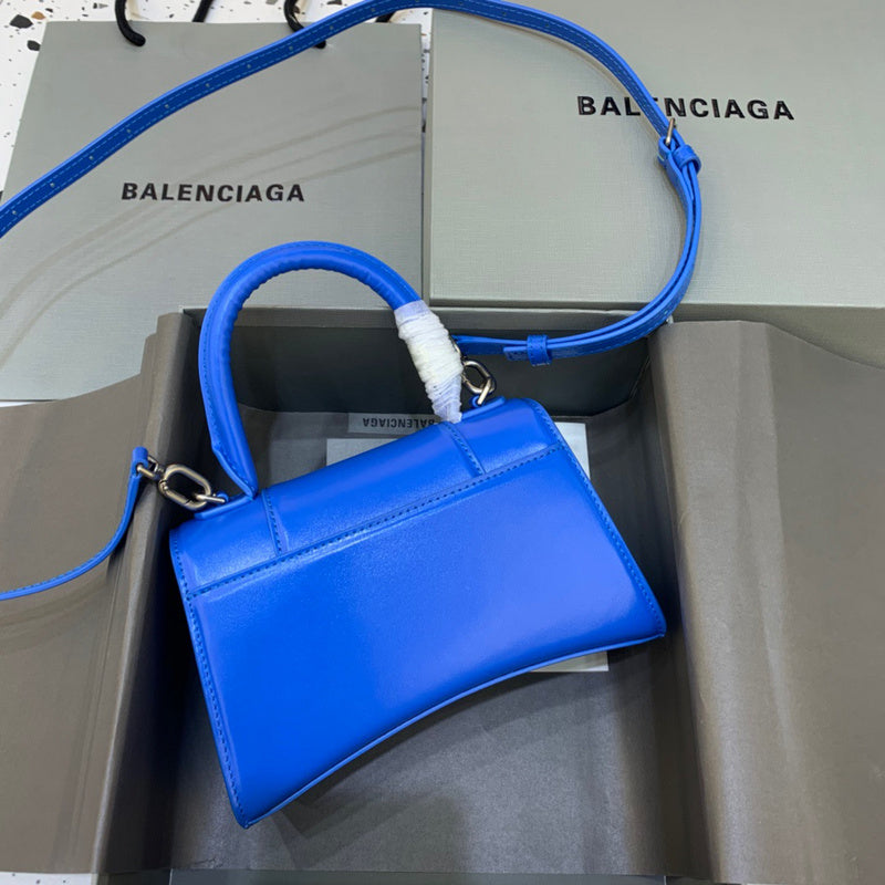 Sophisticated Vegan Leather Handbag - Chic Everyday Appeal | Women's Statement Accessory #575 - hardware and detail close-up (image 5) of designer-inspired handbag