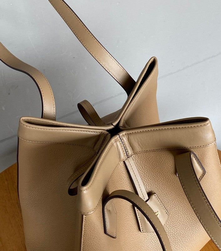 Ziva's Charm handbag – product shot (15cm*18.5cm*18cm)