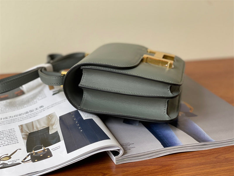  Elegant carryall bag carried on shoulder