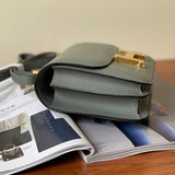  Elegant carryall bag carried on shoulder