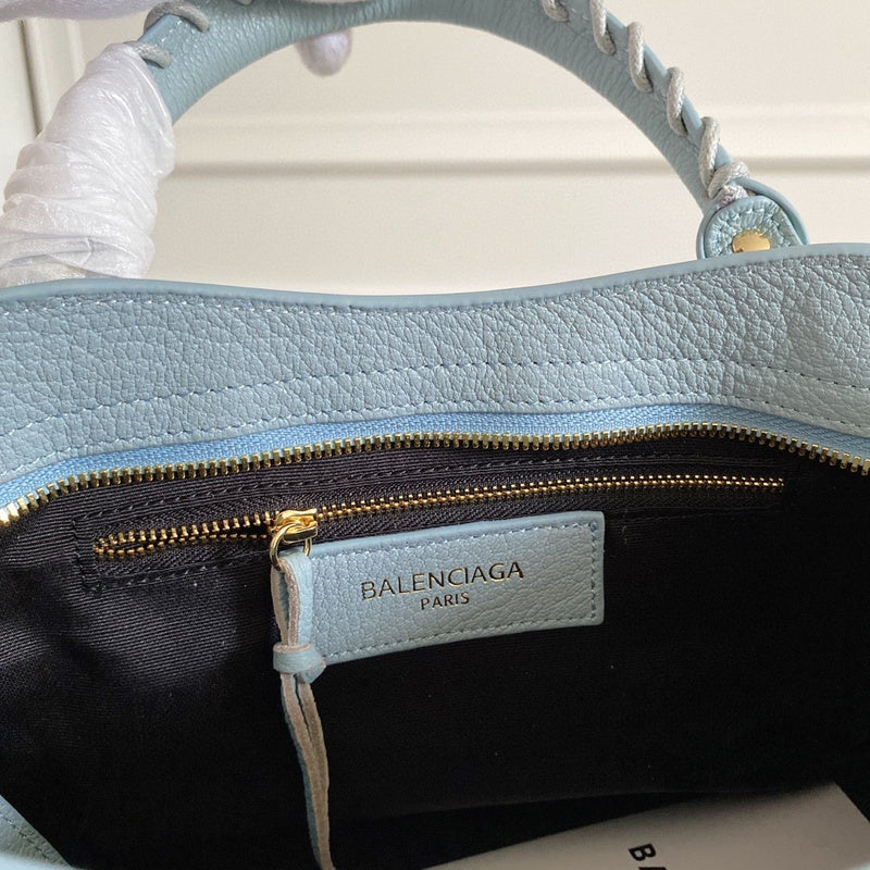 Zivas Charm Chic Craftsmanship Fashion Handbag (Refined Modern Silhouette) – Detail View