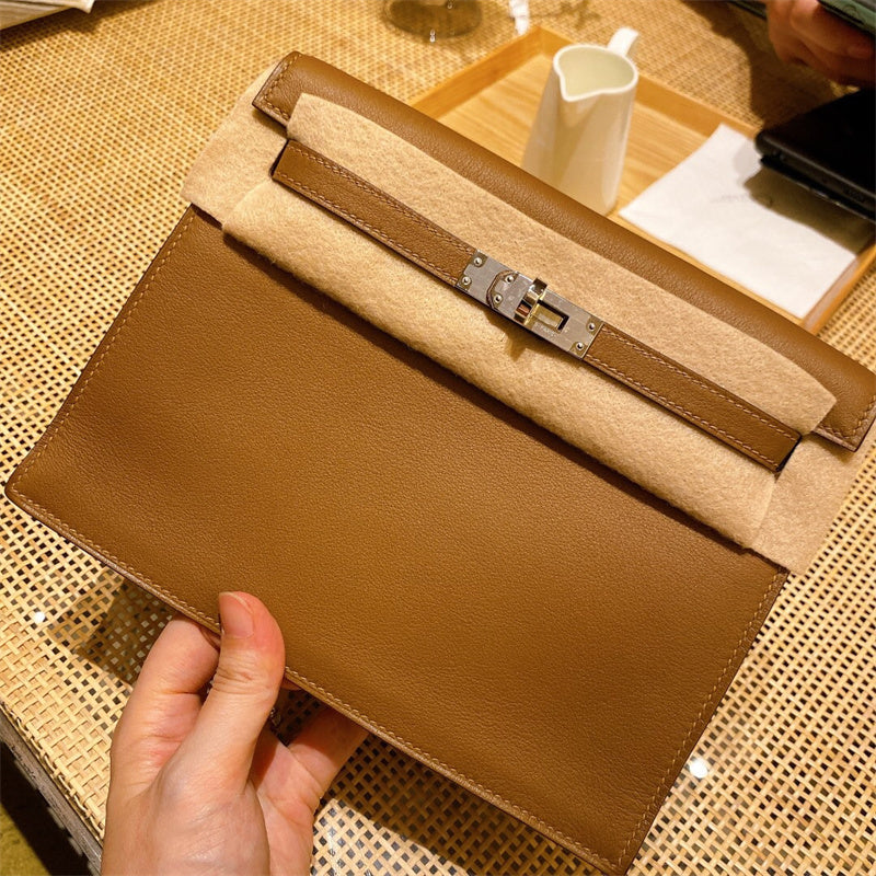  top-handle bag interior and compartment view