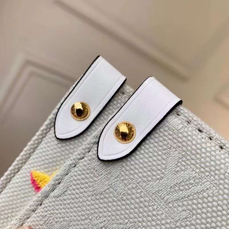 Handle and strap detail of everyday-luxe classic women's handbag – women's premium purse