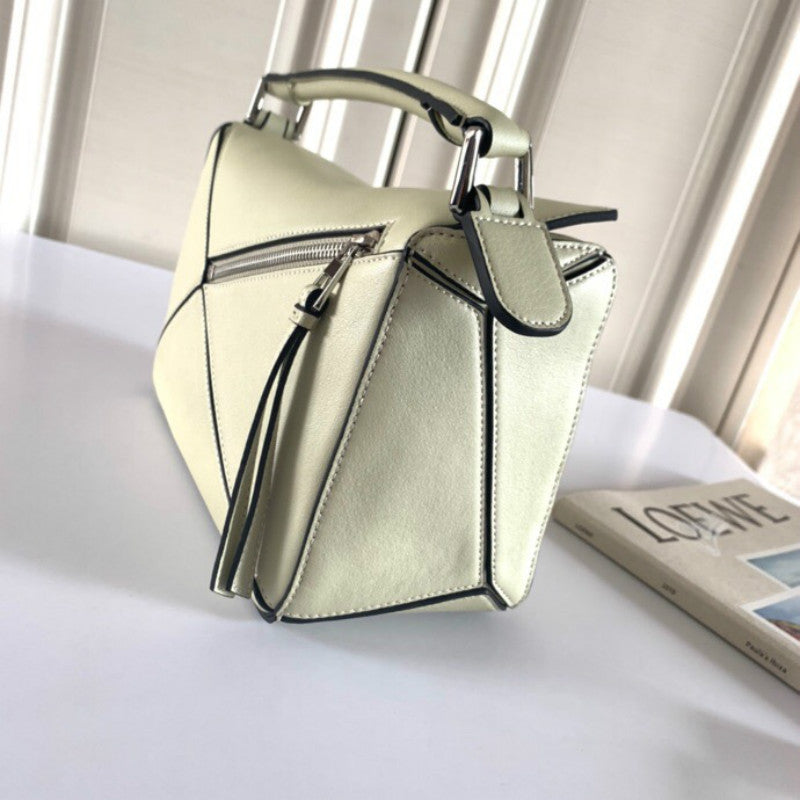 Ziva's Charm handbag – close-up view (24cm*16cm*10cm)